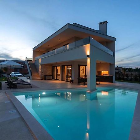 Luxurioese Villa Perla Mit Pool Und Jacuzzi Poreč Dış mekan fotoğraf